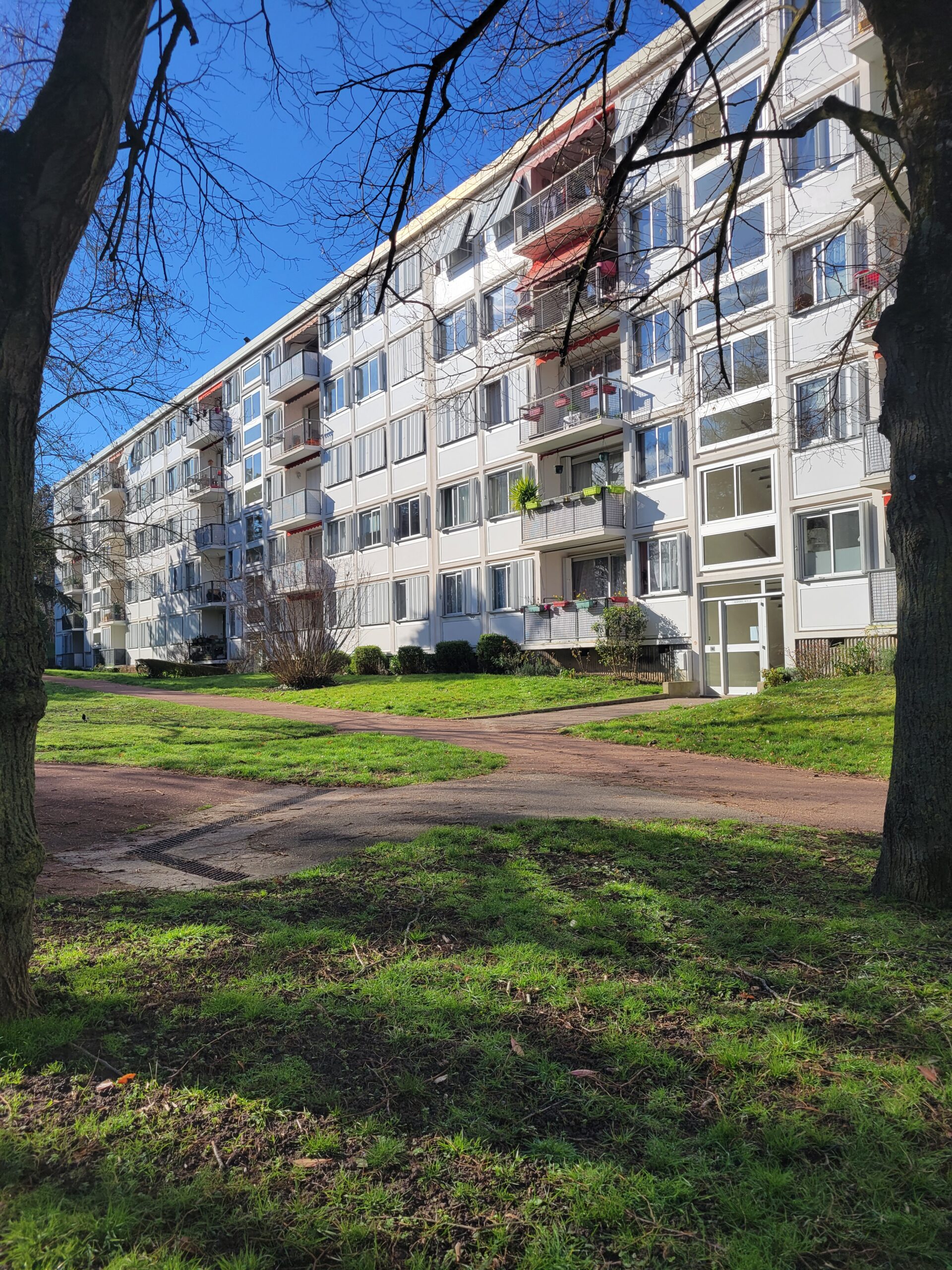 Une copropriété après le ravalement des façades et la mise aux normes des toitures-terrasses